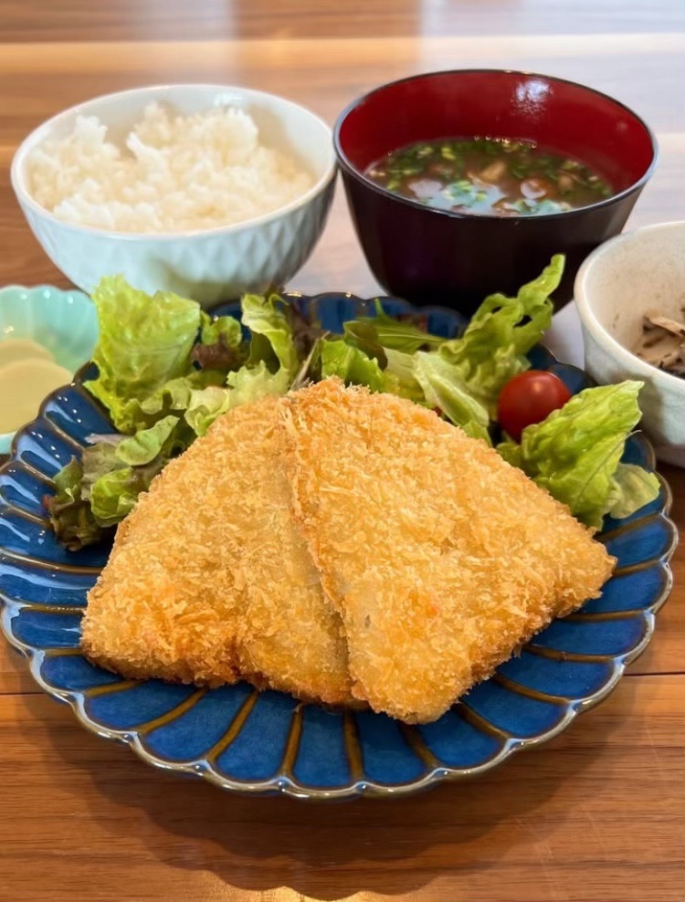 アジフライ定食。富山県砺波市の定食・居酒屋サンタス食堂のフードメニュー。