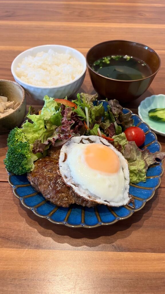 てりたまハンバーグ定食。富山県砺波市の定食・居酒屋サンタス食堂のフードメニュー。