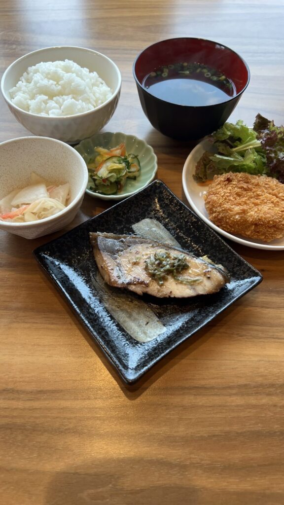 ぶりのねぎ塩レモン焼き。富山県砺波市の定食・居酒屋サンタス食堂のフードメニュー。