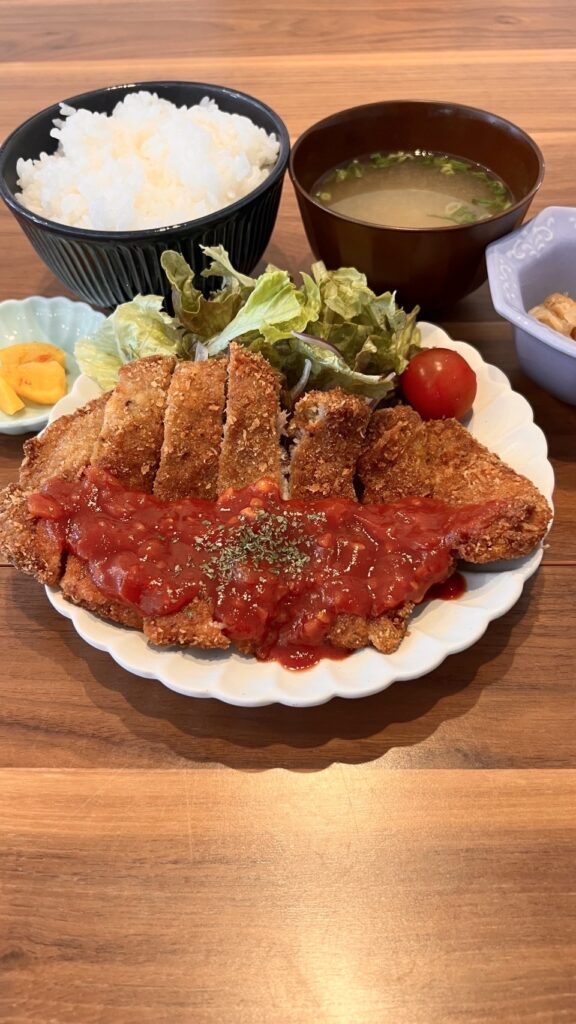 カツレツトマトソース定食。富山県砺波市の定食・居酒屋サンタス食堂のフードメニュー。