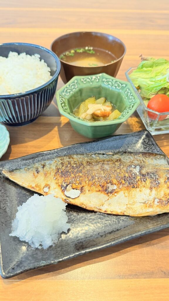 サバの塩焼き定食。富山県砺波市の定食・居酒屋サンタス食堂のフードメニュー。