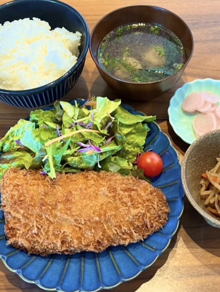サバカツ定食。富山県砺波市の定食・居酒屋サンタス食堂のフードメニュー。