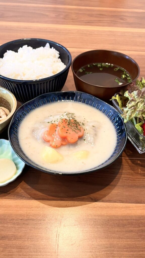 シチューハンバーグ定食。富山県砺波市の定食・居酒屋サンタス食堂のフードメニュー。