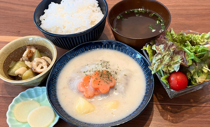 シチューハンバーグ定食。富山県砺波市の定食・居酒屋サンタス食堂のフードメニュー。