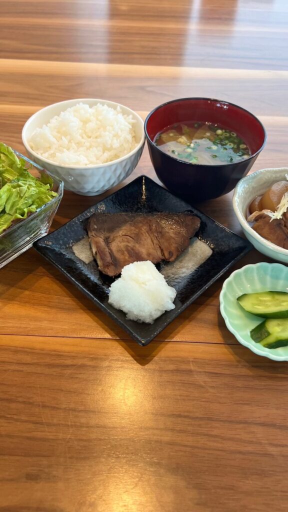 ブリの塩焼き定食。富山県砺波市の定食・居酒屋サンタス食堂のフードメニュー。