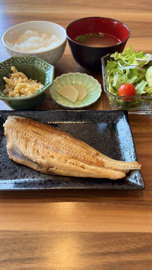 ほっけの塩焼き。富山県砺波市の定食・居酒屋サンタス食堂のフードメニュー。