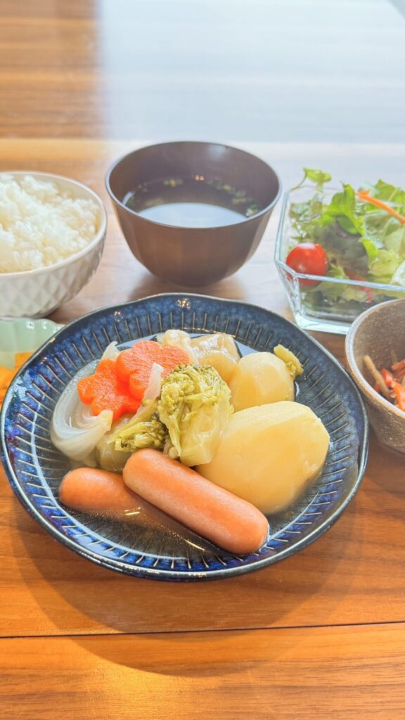 ロールキャベツ入り和風ポトフ定食。富山県砺波市の定食・居酒屋サンタス食堂のフードメニュー。