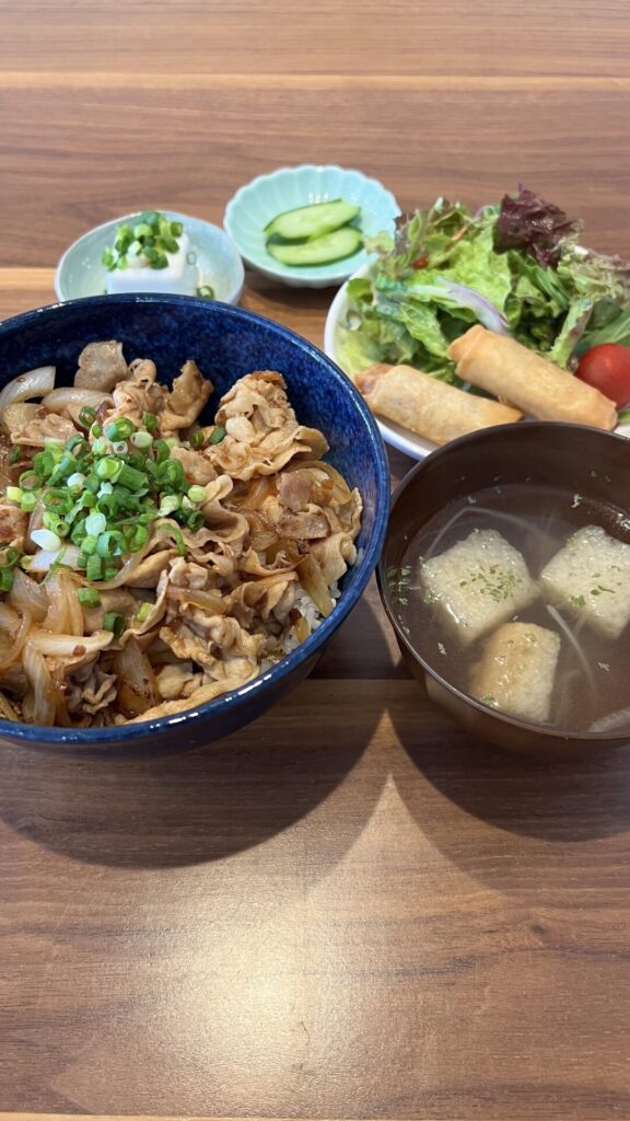 豚の生姜焼き丼定食。富山県砺波市の定食・居酒屋サンタス食堂のフードメニュー。