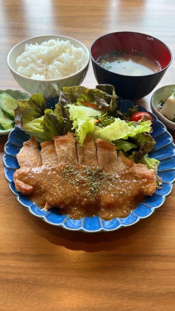 豚ロースのソテー定食。富山県砺波市の定食・居酒屋サンタス食堂のフードメニュー。