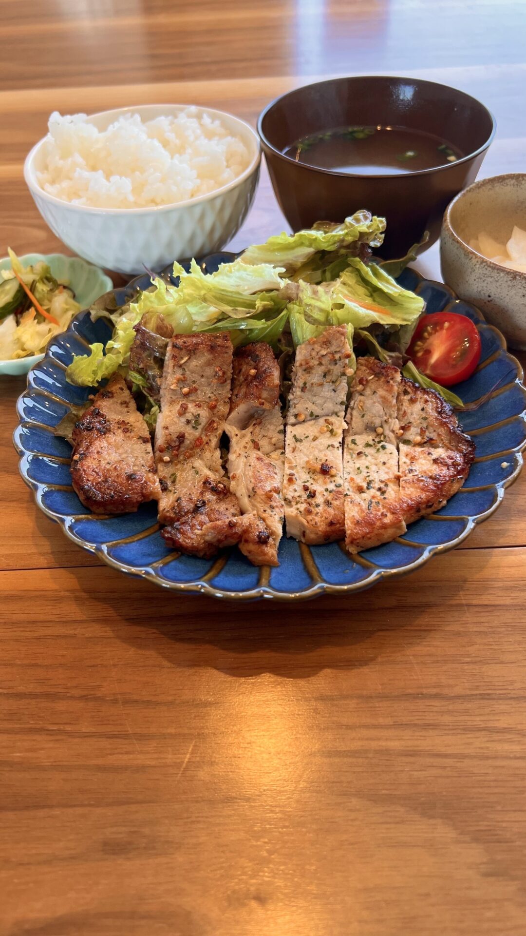 豚ロースのバジルソテー。富山県砺波市の定食・居酒屋サンタス食堂のフードメニュー。