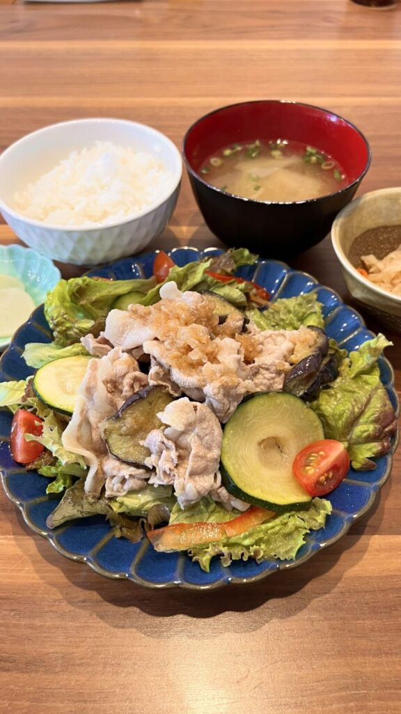 豚肉と茄子の冷しゃぶ定食。富山県砺波市の定食・居酒屋サンタス食堂のフードメニュー。