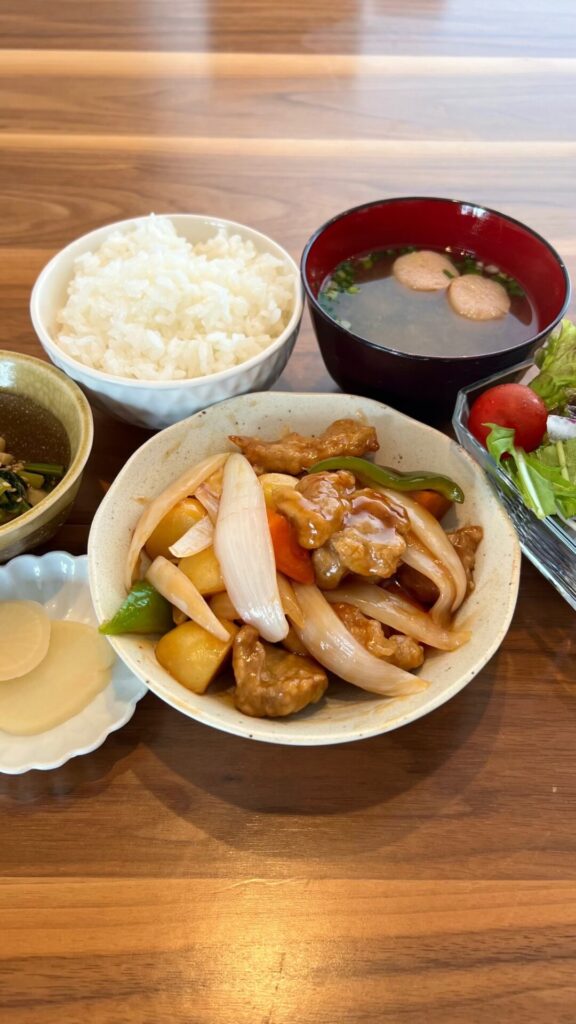 豚ロースのソテー定食。富山県砺波市の定食・居酒屋サンタス食堂のフードメニュー。