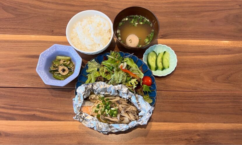 鮭のホイル焼き定食。富山県砺波市の定食・居酒屋サンタス食堂のフードメニュー。