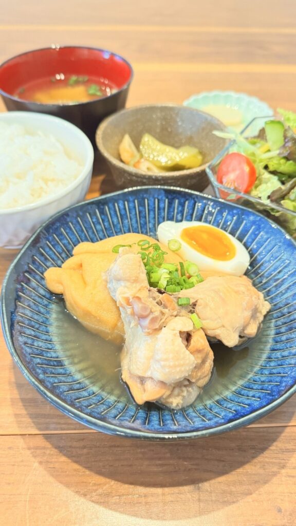 鶏のほろほろ煮＆つみれ巾着定食。富山県砺波市の定食・居酒屋サンタス食堂のフードメニュー。