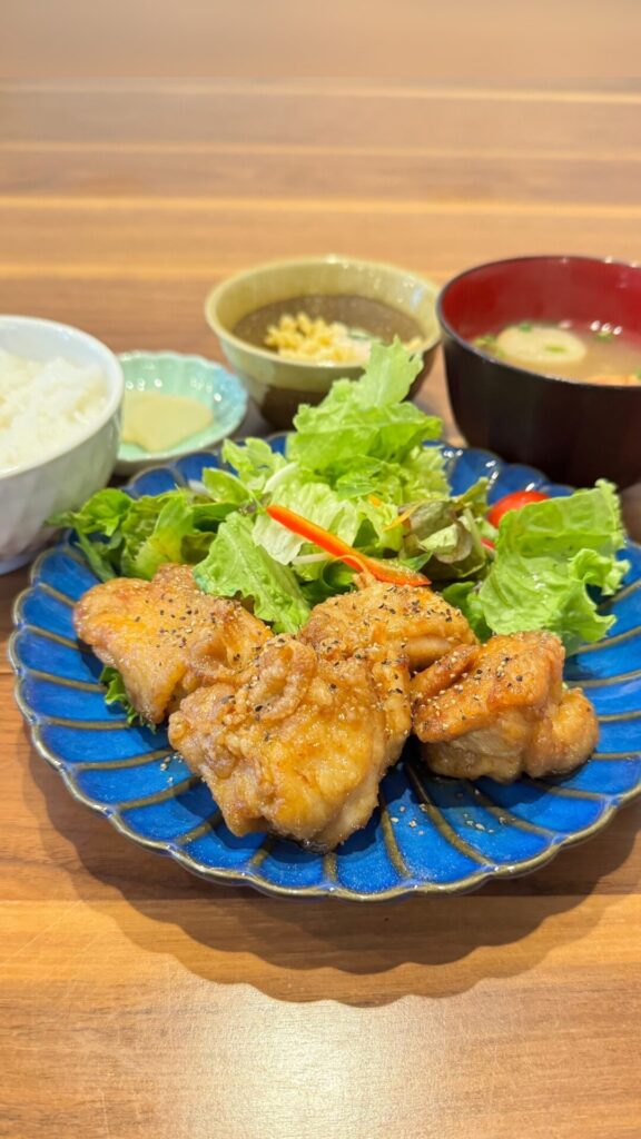 鶏の甘辛だれ。富山県砺波市の定食・居酒屋サンタス食堂のフードメニュー。