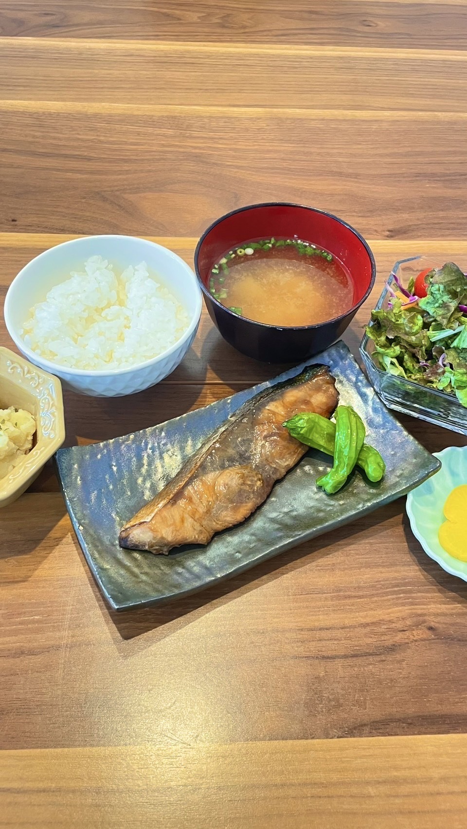 ぶりの照り焼き定食。富山県砺波市の定食・居酒屋サンタス食堂のフードメニュー。