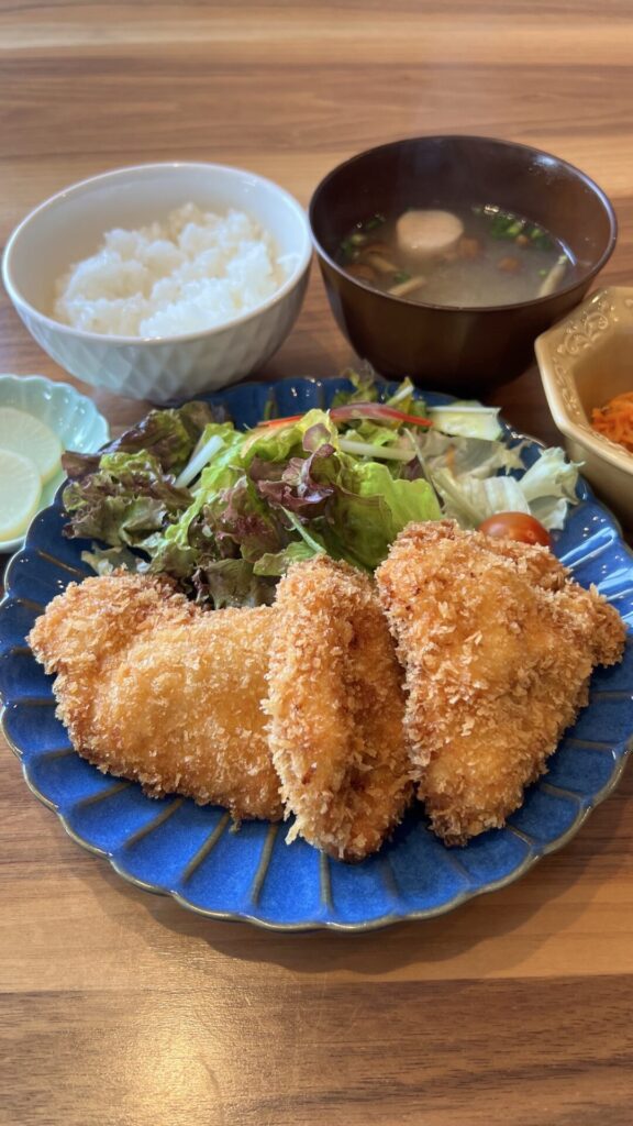 チキンカツ定食。富山県砺波市の定食・居酒屋サンタス食堂のフードメニュー。