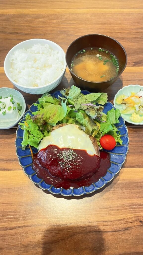 チーズのせハンバーグ定食。富山県砺波市の定食・居酒屋サンタス食堂のフードメニュー。