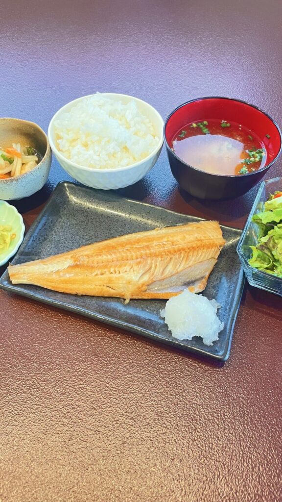 ホッケの塩焼き定食。富山県砺波市の定食・居酒屋サンタス食堂のフードメニュー。定食。富山県砺波市の定食・居酒屋サンタス食堂のフードメニュー。