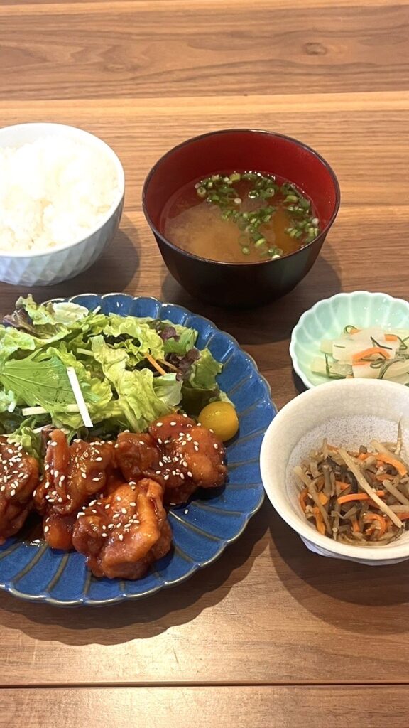 ヤンニョムチキン定食。富山県砺波市の定食・居酒屋サンタス食堂のフードメニュー。定食。富山県砺波市の定食・居酒屋サンタス食堂のフードメニュー。