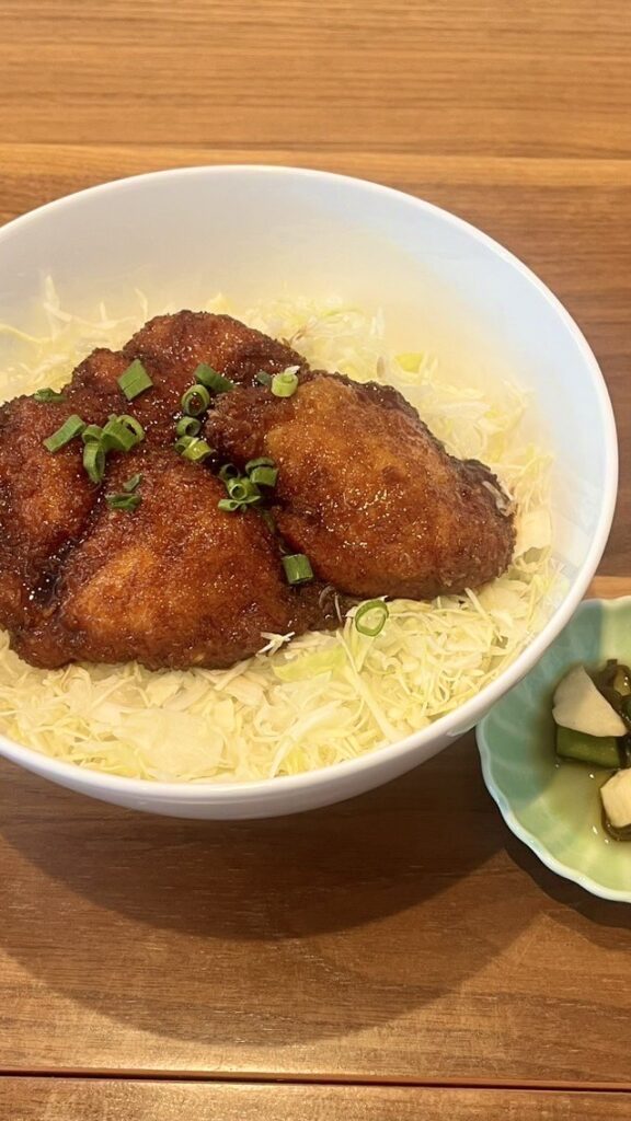ワンコイン丼（ソースチキンカツ2）。富山県砺波市の定食・居酒屋サンタス食堂のフードメニュー。