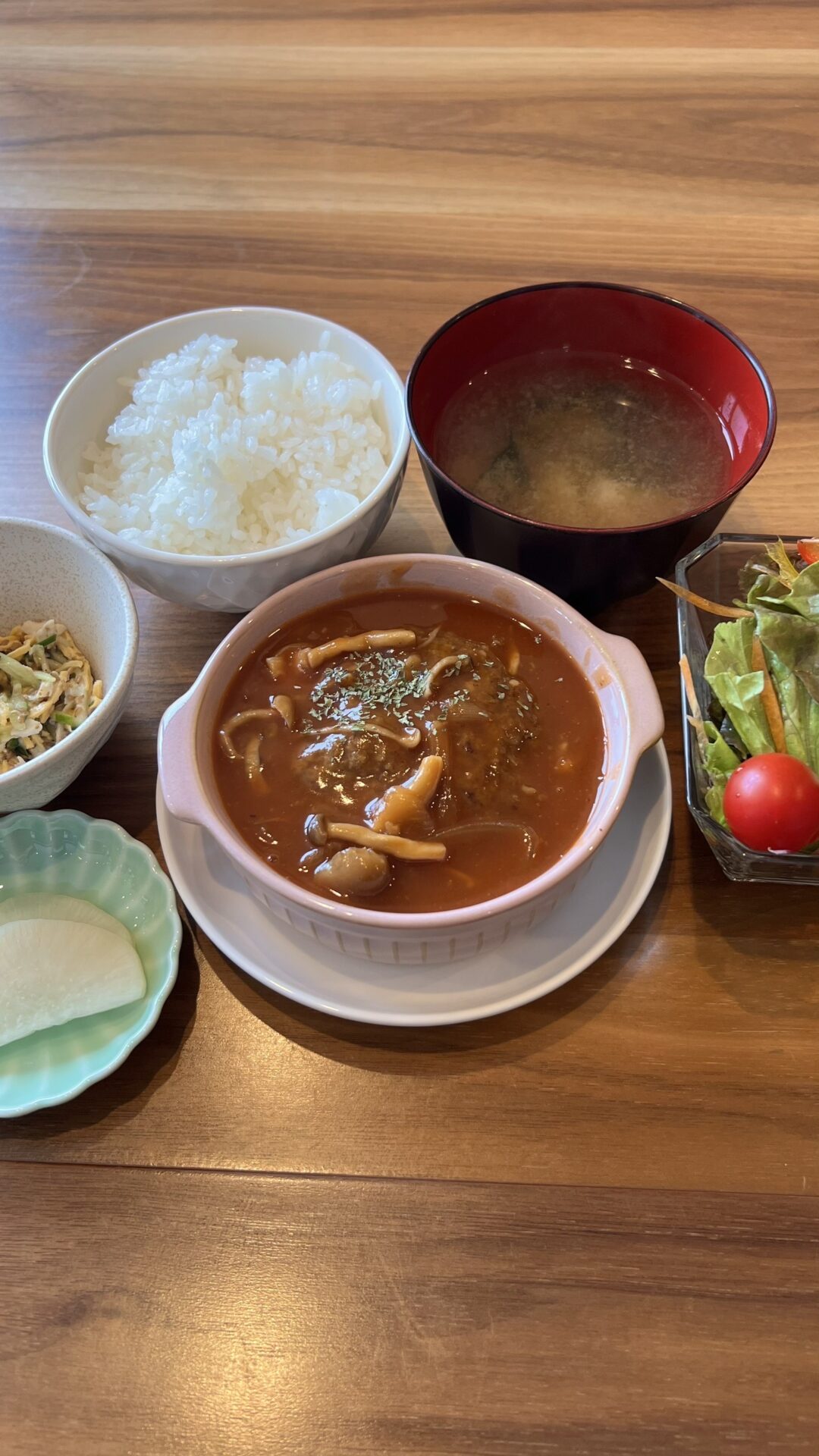 煮込みハンバーグ定食。富山県砺波市の定食・居酒屋サンタス食堂のフードメニュー。定食。富山県砺波市の定食・居酒屋サンタス食堂のフードメニュー。