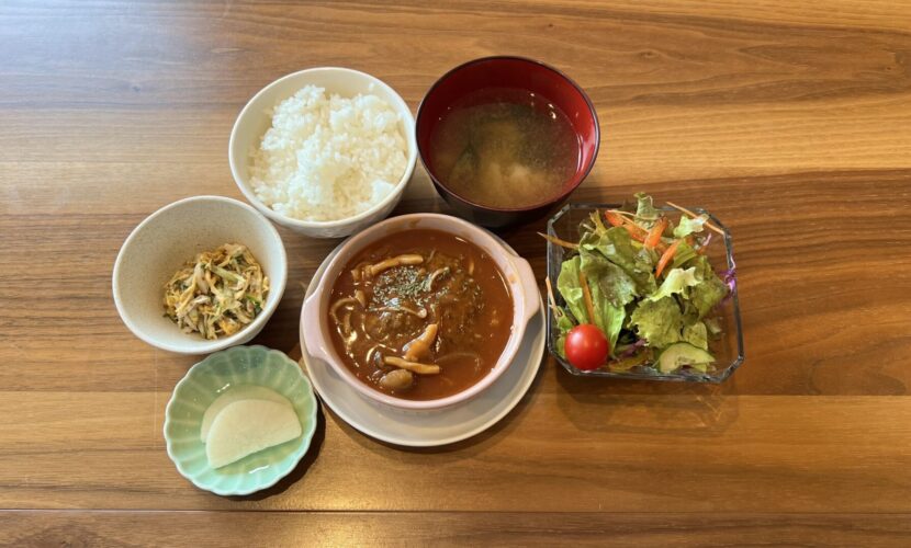 煮込みハンバーグ定食。富山県砺波市の定食・居酒屋サンタス食堂のフードメニュー。定食。富山県砺波市の定食・居酒屋サンタス食堂のフードメニュー。