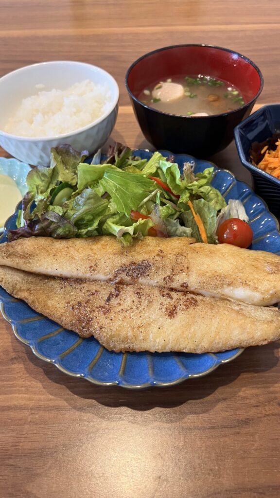 白身魚のムニエル定食。富山県砺波市の定食・居酒屋サンタス食堂のフードメニュー。
