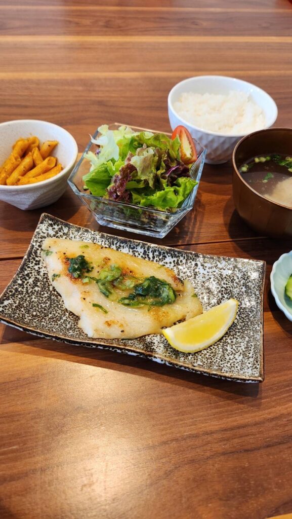 白身魚の塩レモン焼き定食。富山県砺波市の定食・居酒屋サンタス食堂のフードメニュー。定食。富山県砺波市の定食・居酒屋サンタス食堂のフードメニュー。