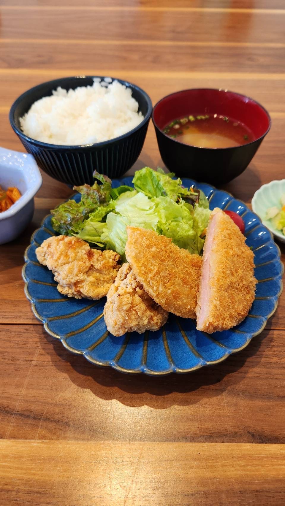 竜田揚げ＆ハムカツ定食。富山県砺波市の定食・居酒屋サンタス食堂のフードメニュー。