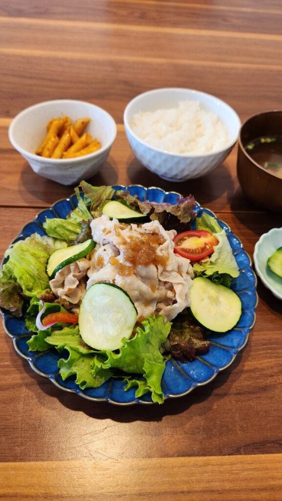 豚肉とズッキーニの冷しゃぶ定食。富山県砺波市の定食・居酒屋サンタス食堂のフードメニュー。定食。富山県砺波市の定食・居酒屋サンタス食堂のフードメニュー。