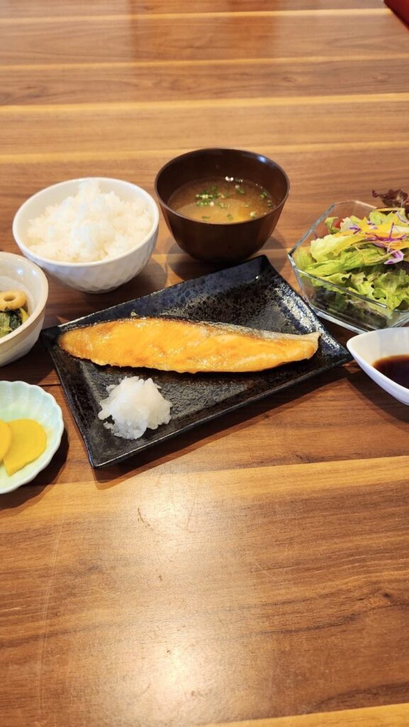 鮭の塩焼き定食。富山県砺波市の定食・居酒屋サンタス食堂のフードメニュー。定食。富山県砺波市の定食・居酒屋サンタス食堂のフードメニュー。