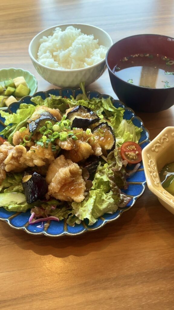 鶏と茄子のオニポン和え定食。富山県砺波市の定食・居酒屋サンタス食堂のフードメニュー。