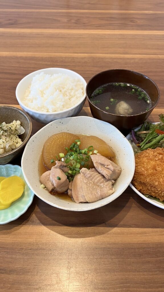 鶏大根定食。富山県砺波市の定食・居酒屋サンタス食堂のフードメニュー。