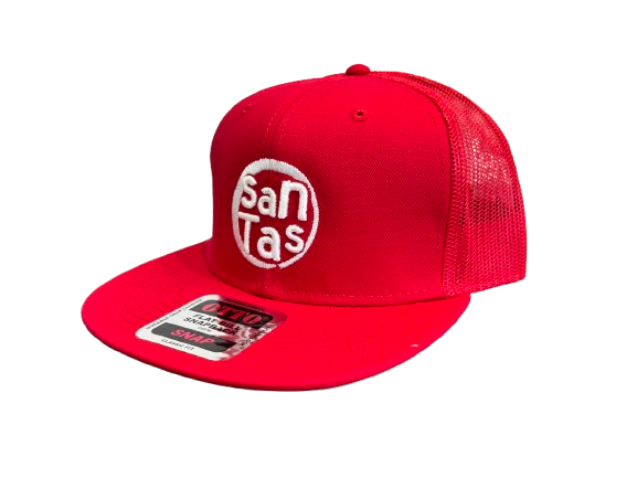 アメリカ老舗ブランドOTTO CAPの「sanTas」コットンツイルメッシュキャップ。3D刺繍ロゴとフラットなツバが特徴で、快適な着け心地と存在感を両立。全5色・各4,950円(税込)。