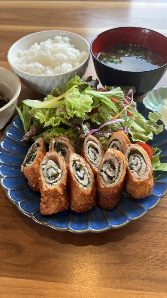 しそ巻き豚カツ定食。富山県砺波市の定食・居酒屋サンタス食堂のフードメニュー。定食。富山県砺波市の定食・居酒屋サンタス食堂のフードメニュー。