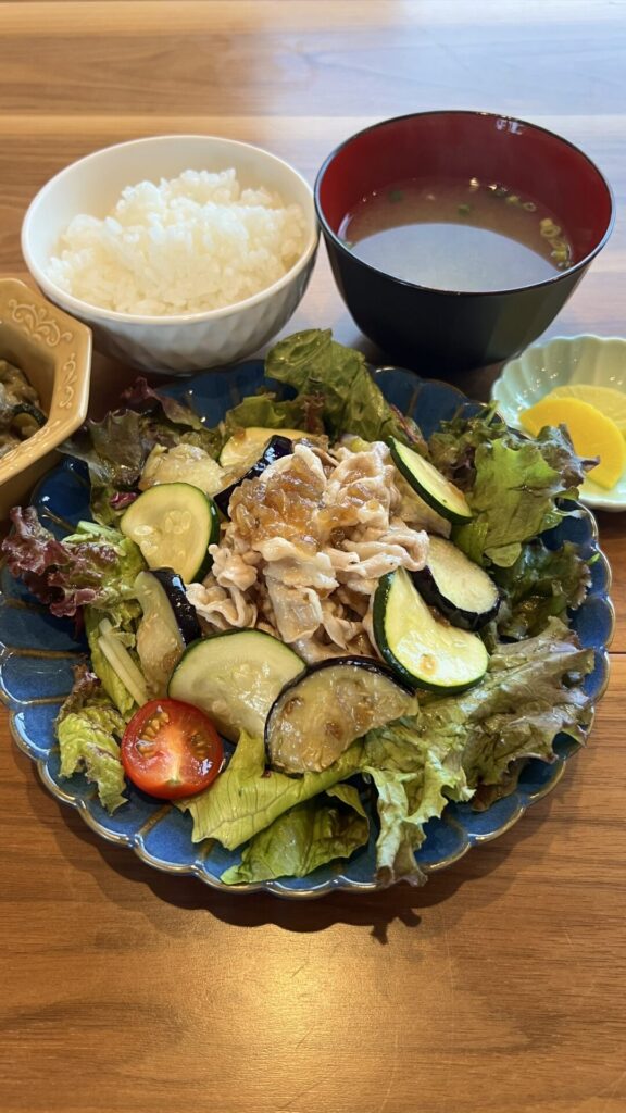 ナスとズッキーニの豚冷しゃぶ定食。富山県砺波市の定食・居酒屋サンタス食堂のフードメニュー。定食。富山県砺波市の定食・居酒屋サンタス食堂のフードメニュー。