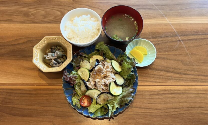 ナスとズッキーニの豚冷しゃぶ定食。富山県砺波市の定食・居酒屋サンタス食堂のフードメニュー。定食。富山県砺波市の定食・居酒屋サンタス食堂のフードメニュー。