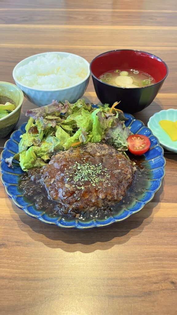 ハンバーグオニポンソース定食。富山県砺波市の定食・居酒屋サンタス食堂のフードメニュー。定食。富山県砺波市の定食・居酒屋サンタス食堂のフードメニュー。
