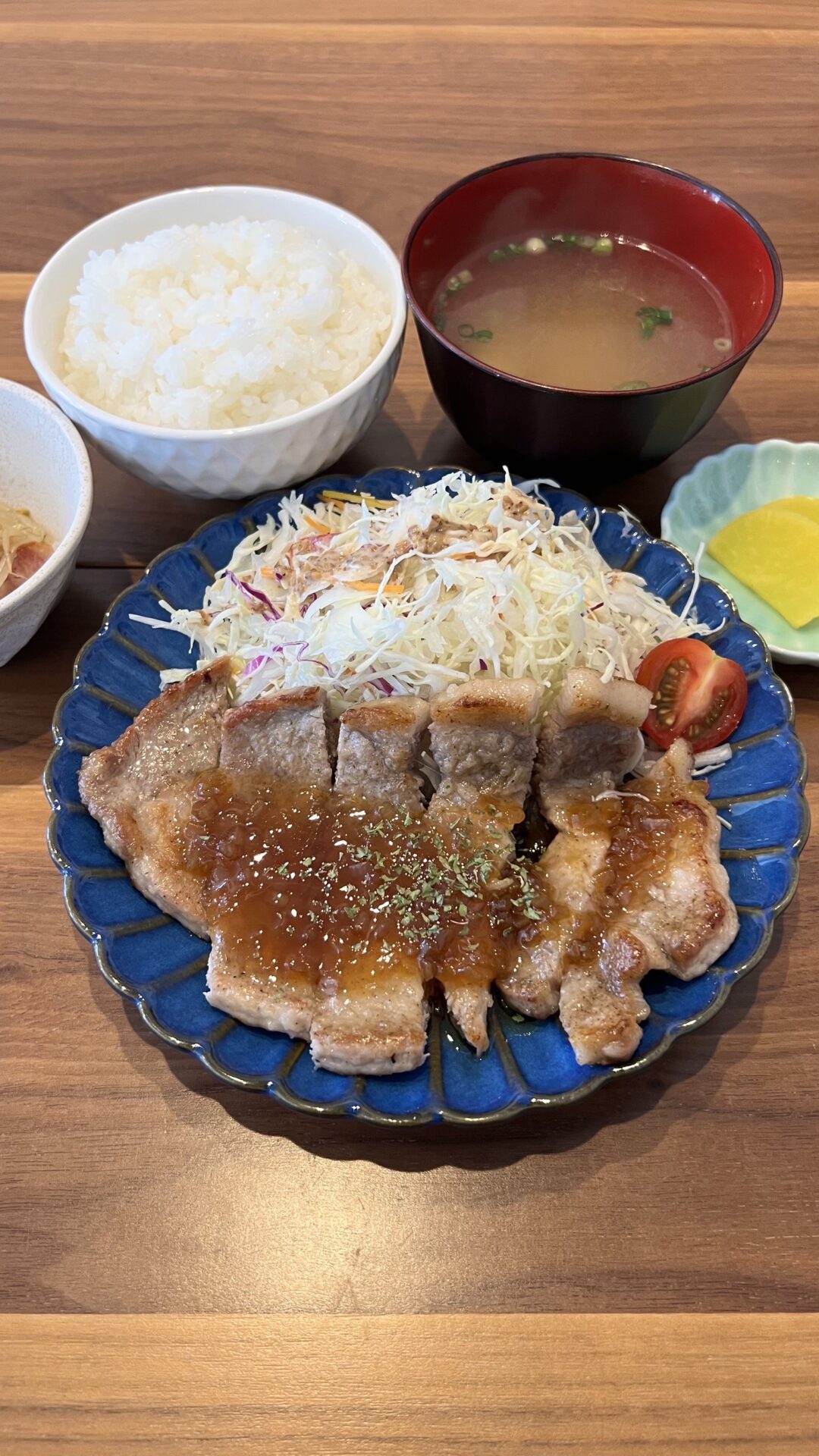 豚ロースのソテー定食。富山県砺波市の定食・居酒屋サンタス食堂のフードメニュー。定食。富山県砺波市の定食・居酒屋サンタス食堂のフードメニュー。