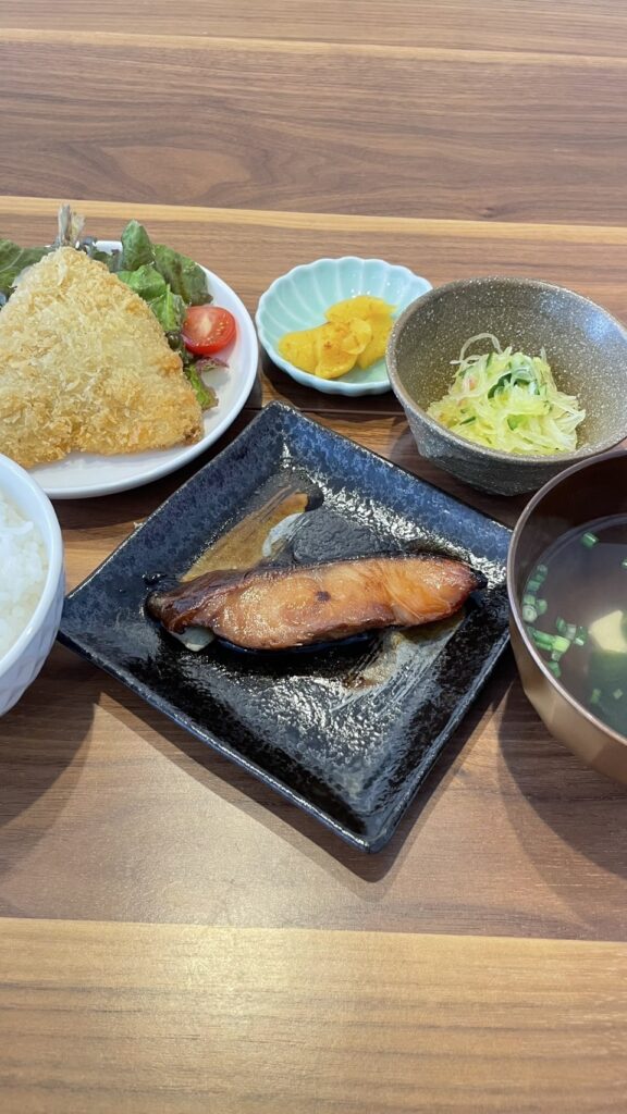 銀ダラの照り焼き定食。富山県砺波市の定食・居酒屋サンタス食堂のフードメニュー。定食。富山県砺波市の定食・居酒屋サンタス食堂のフードメニュー。