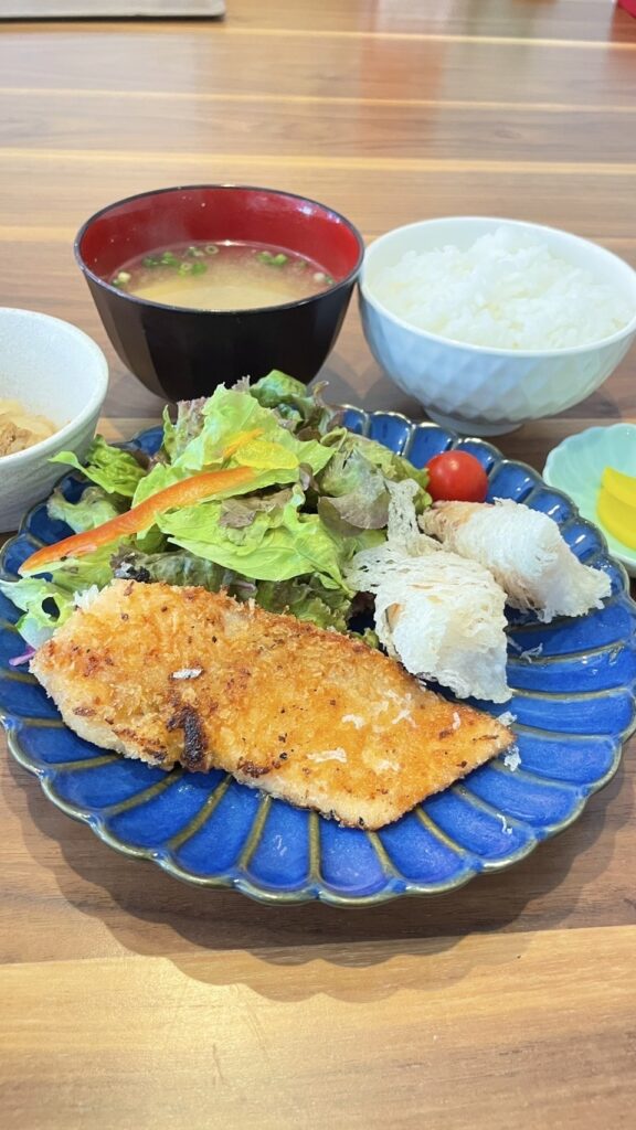鮭のパン粉焼き定食。富山県砺波市の定食・居酒屋サンタス食堂のフードメニュー。定食。富山県砺波市の定食・居酒屋サンタス食堂のフードメニュー。