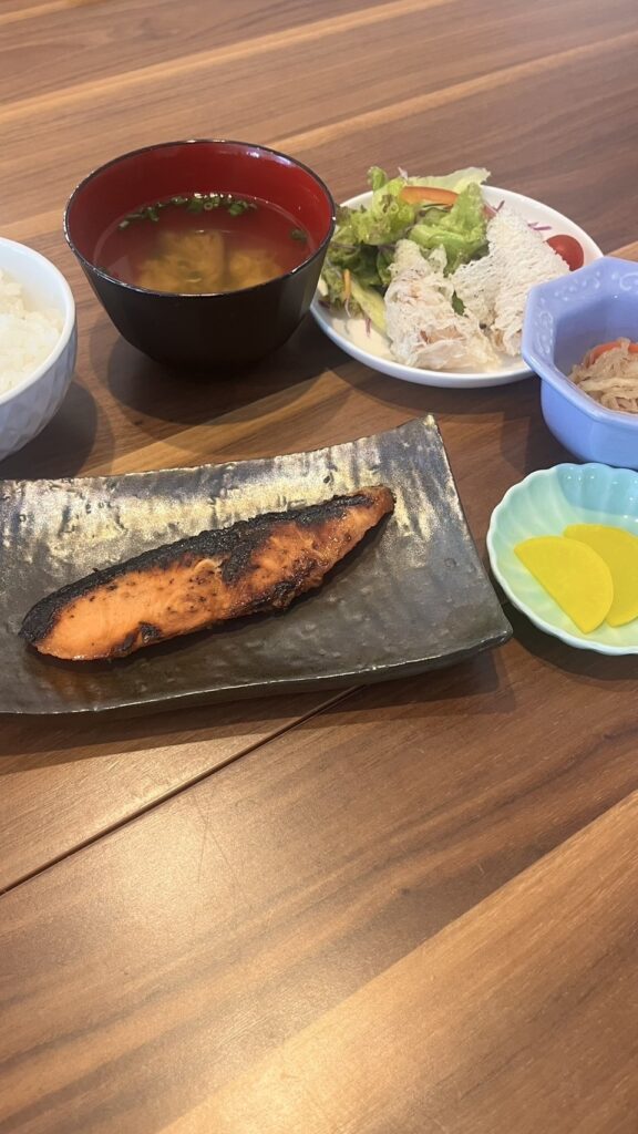 鮭の西京焼き定食。富山県砺波市の定食・居酒屋サンタス食堂のフードメニュー。定食。富山県砺波市の定食・居酒屋サンタス食堂のフードメニュー。