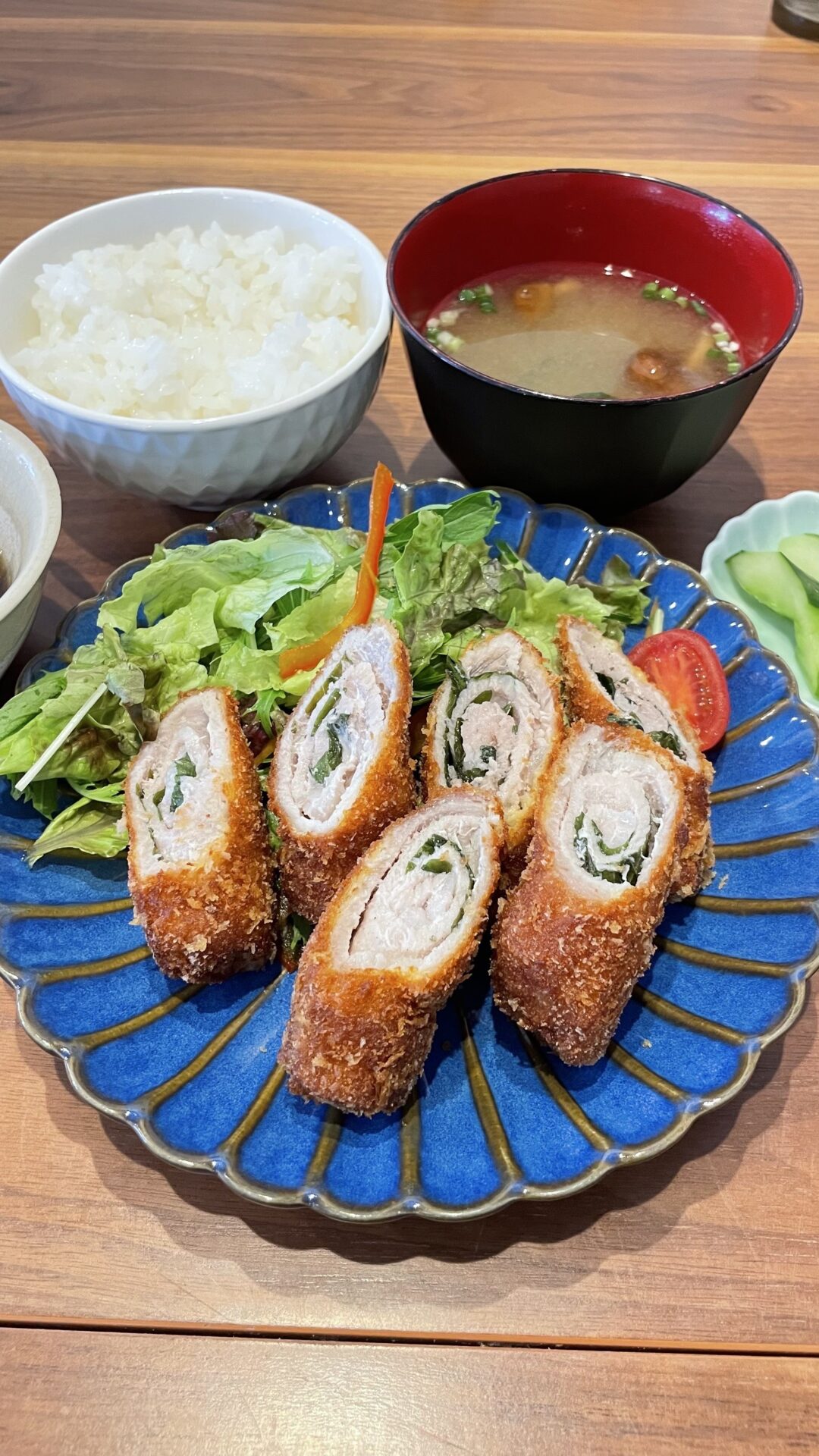 しそ巻き豚カツ定食。富山県砺波市の定食・居酒屋サンタス食堂のフードメニュー。定食。富山県砺波市の定食・居酒屋サンタス食堂のフードメニュー。