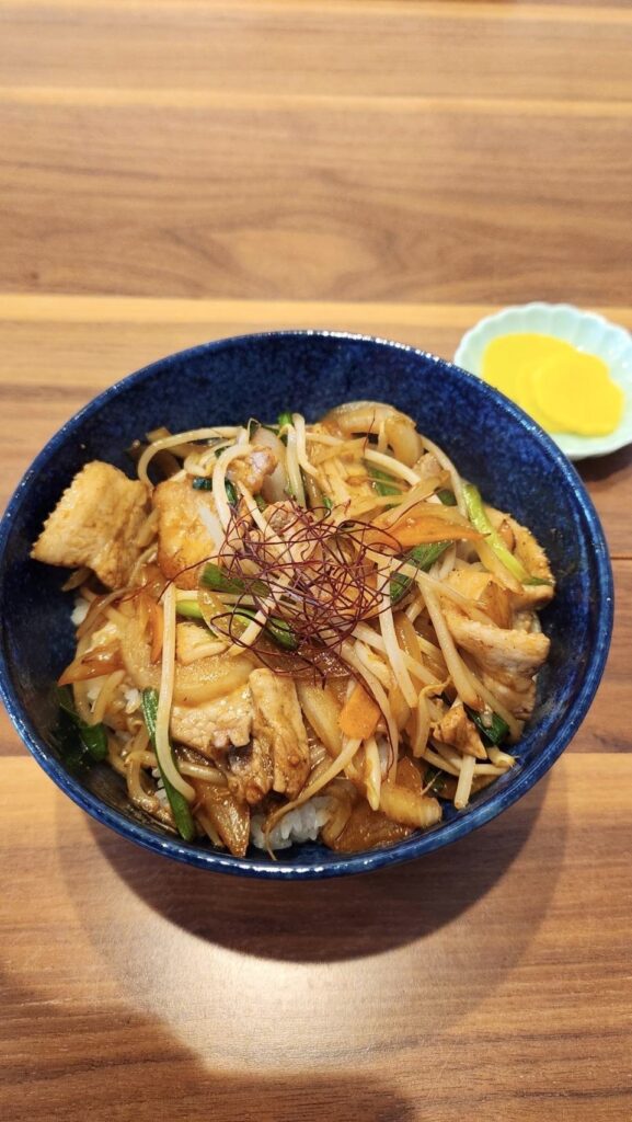 スタミナ丼。富山県砺波市の定食・居酒屋サンタス食堂のフードメニュー。定食。富山県砺波市の定食・居酒屋サンタス食堂のフードメニュー。