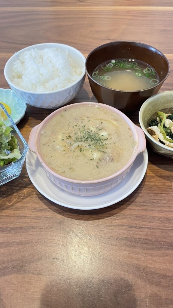 チーズハンバーグクリームソース定食。富山県砺波市の定食・居酒屋サンタス食堂のフードメニュー。定食。富山県砺波市の定食・居酒屋サンタス食堂のフードメニュー。