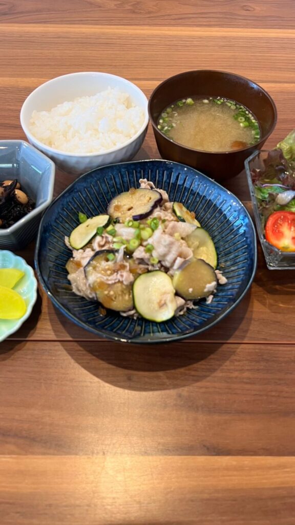 ナスとズッキーニの冷豚しゃぶ定食。富山県砺波市の定食・居酒屋サンタス食堂のフードメニュー。定食。富山県砺波市の定食・居酒屋サンタス食堂のフードメニュー。