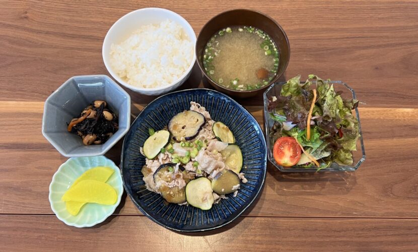 ナスとズッキーニの冷豚しゃぶ定食。富山県砺波市の定食・居酒屋サンタス食堂のフードメニュー。定食。富山県砺波市の定食・居酒屋サンタス食堂のフードメニュー。