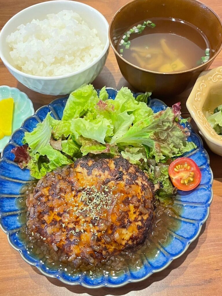 ハンバーグオニポンソース定食。富山県砺波市の定食・居酒屋サンタス食堂のフードメニュー。定食。富山県砺波市の定食・居酒屋サンタス食堂のフードメニュー。