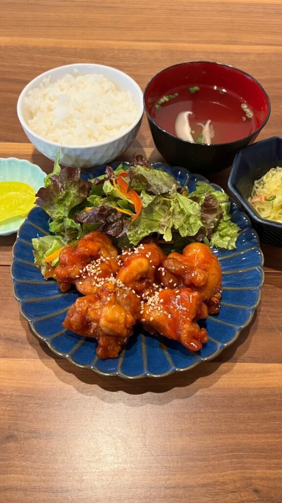 ヤンニョムチキン定食。富山県砺波市の定食・居酒屋サンタス食堂のフードメニュー。定食。富山県砺波市の定食・居酒屋サンタス食堂のフードメニュー。